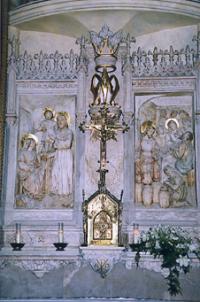 retaule de marbre esculpit per Claudi Rius d'Art Sacra de Barcelona, representant la Sagrada Família i les Noces de Canà de Galilea