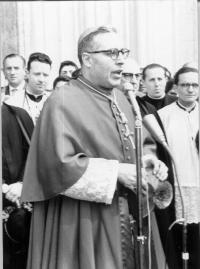 Mons. Narcís Jubany nomenat bisbe de Girona any 1964, en la seva entrada al Santuari