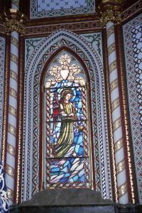 finestral de l'escalinata del cambril amb l'àngel incenssant la glòria de Déu que resplendeix en Maria