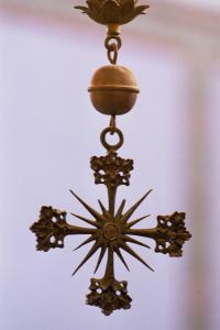 bella creu d'una de les lluminàries del presbiteri